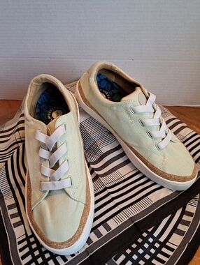 Revitalign Hermosa Orthotic Gore Lace Slip-On  Sneaker LIGHT GREEN size 7.5 NWOT